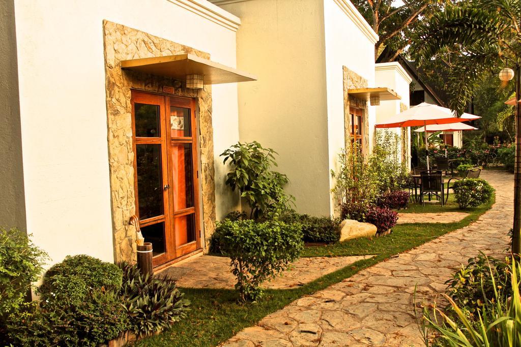 Acacia Tree Garden Hotel Puerto Princesa Bagian luar foto
